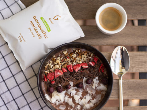 Zdravá čokoládovo-ovesná smoothie bowl s ostropestřecem
